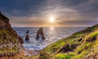 Gün batımında Crohy Head Sea Arch Breeches - County Donegal, İrlanda