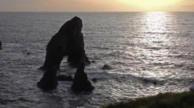 Gün batımında Crohy Head Sea Arch Breeches - County Donegal, İrlanda
