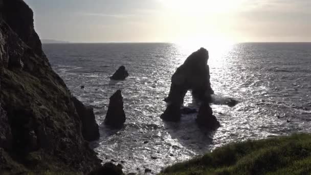 Crohy Head Sea Arch breeches tijdens zonsondergang-County Donegal, Ierland — Stockvideo