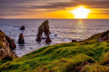 Gün batımında Crohy Head Sea Arch Breeches - County Donegal, İrlanda