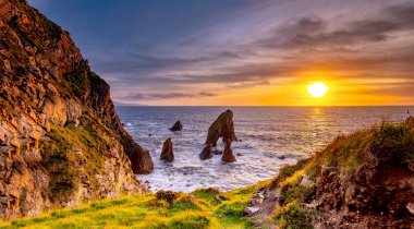 Gün batımında Crohy Head Sea Arch Breeches - County Donegal, İrlanda