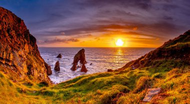 Gün batımında Crohy Head Sea Arch Breeches - County Donegal, İrlanda