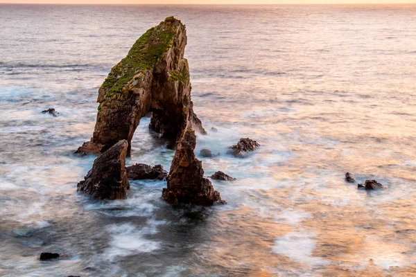 Longue exposition de Crohy Head Sea Arch Breeches pendant le coucher du soleil - Comté de Donegal, Irlande — Photo