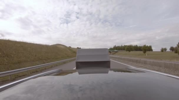 Anhänger folgt Auto auf der Autobahn nach Paris — Stockvideo