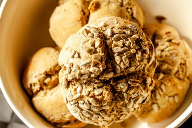 Danimarka'dan lezzetli ayçiçeği ekmeği ruloları kapatın