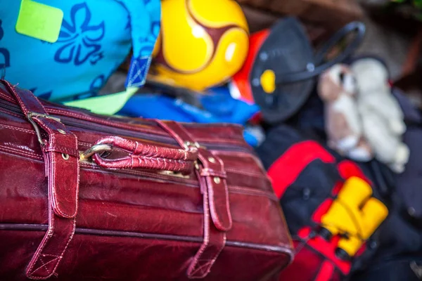 Maleta familiar y bolsas listas para ir de vacaciones — Foto de Stock