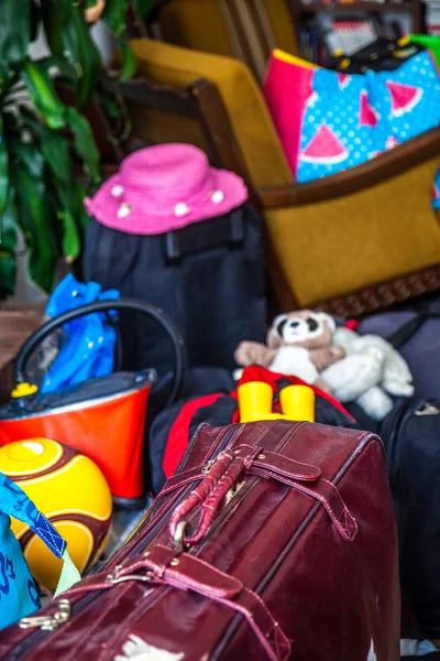 Maleta familiar y bolsas listas para ir de vacaciones — Foto de Stock