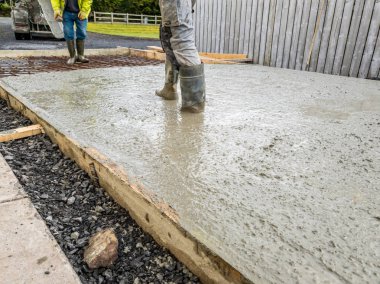 Bir binanın bodrum katı için beton dökümü- beton levha
