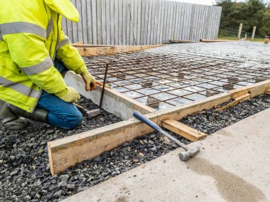 Bir binanın bodrum katı için beton dökümü- beton levha