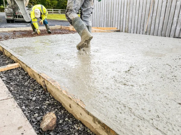 Наливание бетона для фундамента здания - бетонная плита — стоковое фото