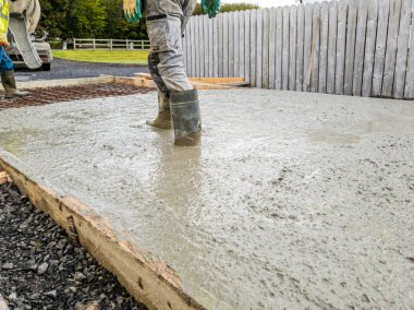 Bir binanın bodrum katı için beton dökümü- beton levha