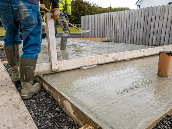 Versamento di calcestruzzo per il seminterrato di un edificio- lastra di cemento — Foto Stock