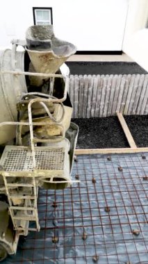 Bir binanın bodrum katı için beton dökümü- beton levha