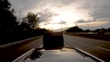 Paris otoyolunda araba aşağıdaki Römork