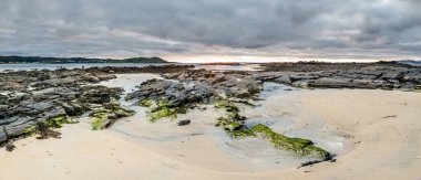Narin Strand Portnoo, Donegal, İrlanda 'da güzel, büyük, mavi bir plajdır.