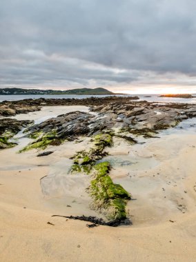 Narin Strand Portnoo, Donegal, İrlanda 'da güzel, büyük, mavi bir plajdır.