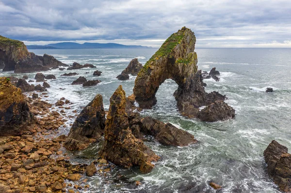 Vista aérea do Crohy Head Sea Arch, Condado de Donegal - Irlanda — Fotografia de Stock