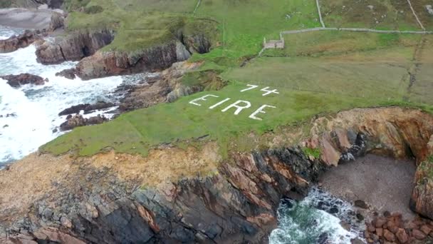 Vista aérea de la costa atlántica costera por Maghery, Dungloe - Condado de Donegal - Irlanda — Vídeo de stock