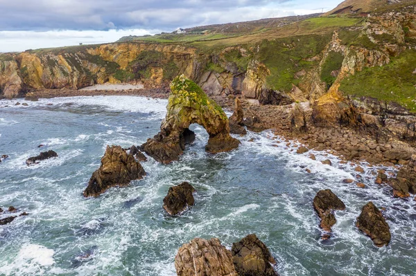 Widok z lotu ptaka na Crohy Head Sea Arch, hrabstwo Donegal - Irlandia — Zdjęcie stockowe