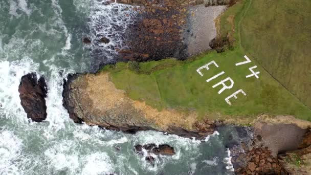 Vista aérea de la costa atlántica costera por Maghery, Dungloe - Condado de Donegal - Irlanda — Vídeo de stock