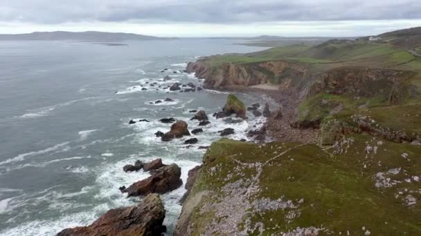 Widok z lotu ptaka na Crohy Head Sea Arch, hrabstwo Donegal - Irlandia — Wideo stockowe