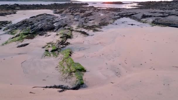 Narin Strand to piękna duża plaża z niebieską flagą w Portnoo, hrabstwo Donegal - Irlandia — Wideo stockowe