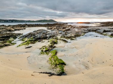 Narin Strand Portnoo, Donegal, İrlanda 'da güzel, büyük, mavi bir plajdır.