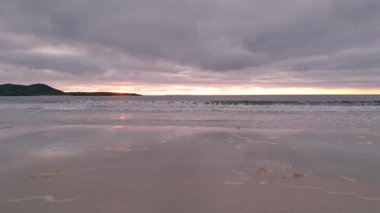 Narin Strand Portnoo, Donegal, İrlanda 'da güzel, büyük, mavi bir plajdır.