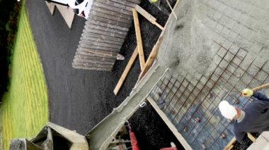 Bir binanın bodrum katı için beton dökümü- beton levha