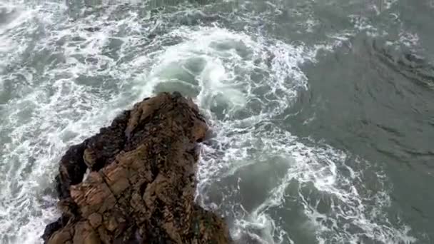 Vue aérienne des rochers dans la mer à Crohy Head Sea Arch, comté de Donegal - Irlande — Video