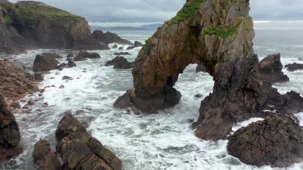 Widok z lotu ptaka na Crohy Head Sea Arch, hrabstwo Donegal - Irlandia — Wideo stockowe