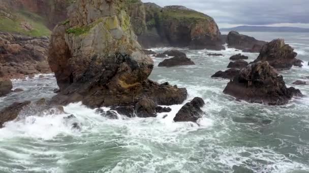 Vista aérea do Crohy Head Sea Arch, Condado de Donegal - Irlanda — Vídeo de Stock