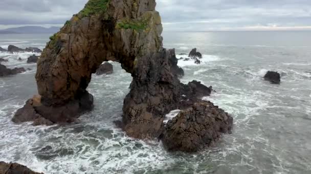 Widok z lotu ptaka na Crohy Head Sea Arch, hrabstwo Donegal - Irlandia — Wideo stockowe