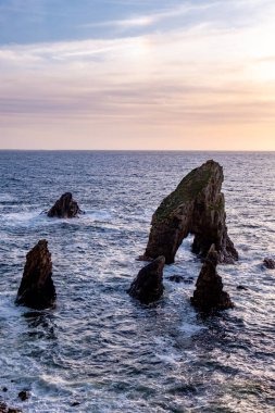 Gün batımında Crohy Head Sea Arch Breeches - County Donegal, İrlanda