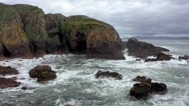 Letecký pohled na oblouk Crohy Head Sea Arch, hrabství Donegal - Irsko — Stock video