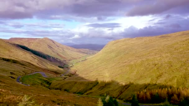 Widok z lotu ptaka z przełęczy Glengesh, Ardara, Donegal, Irlandia — Wideo stockowe