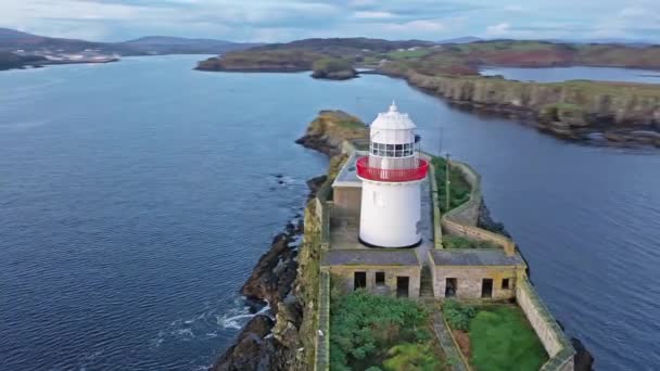 Воздушный маяк на острове Роттен с убийцами на заднем плане - графство Донегал - Ирландия — стоковое видео