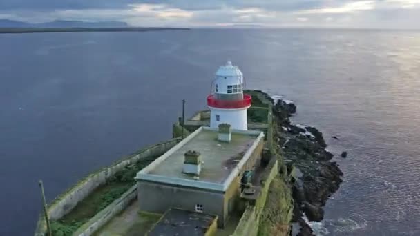 Luchtfoto van de vuurtoren van Rotten Island met Killybegs op de achtergrond - County Donegal - Ierland — Stockvideo