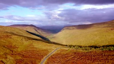 Ardara, Donegal, İrlanda 'dan Glengesh Geçidi' nden hava görüntüsü