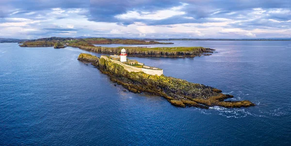 Aeronáutica do Farol da Ilha podre com Killybegs em segundo plano - Condado de Donegal - Irlanda — Fotografia de Stock