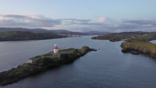 Antenne des verrotteten Insel-Leuchtturms mit Killerinstinkten im Hintergrund - county donegal - irland — Stockvideo