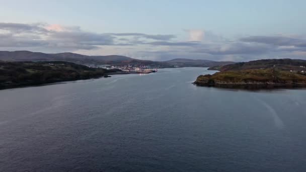 Vzduch majáku Shnilého ostrova s Killybegs v pozadí - County Donegal - Irsko — Stock video