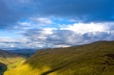 Ardara, Donegal, İrlanda 'dan Glengesh Geçidi' nden hava görüntüsü