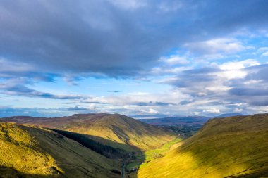 Ardara, Donegal, İrlanda 'dan Glengesh Geçidi' nden hava görüntüsü