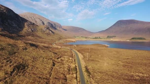 La entrada sur al Parque Nacional Glenveagh es una verdadera joya escondida - Condado de Donegal, Irlanda — Vídeo de stock