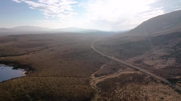 İrlanda 'nın güneyindeki County Donegal' deki Glenveagh Ulusal Parkı 'ndan ayrılıyoruz. — Stok video