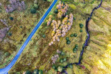 Ardara, Donegal, İrlanda 'dan Glengesh Geçidi' nden hava görüntüsü