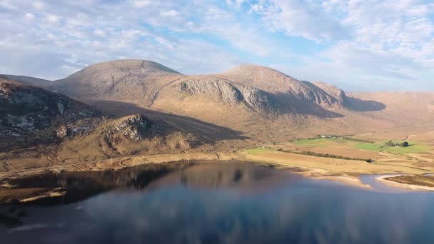 La entrada sur al Parque Nacional Glenveagh es una verdadera joya escondida - Condado de Donegal, Irlanda — Vídeo de stock