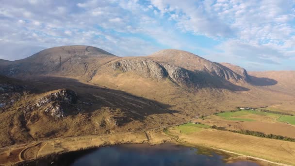 Den södra ingången i Glenveagh National Park är en riktig gömd pärla-grevskapet Donegal, Irland — Stockvideo