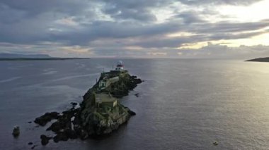 Killybegs - County Donegal - İrlanda 'dan Rotten Island Deniz fenerine doğru uçuyor.